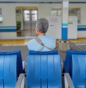 ホームにて 東武線,東武アーバン,中年男性の写真素材