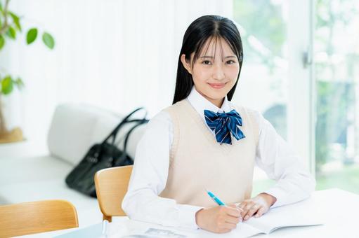 自宅で勉強をする女子高生 自宅で勉強をする女子高生 高校生,女子,笑顔の写真素材