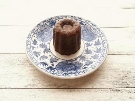 カヌレと皿3 カヌレと皿3 カヌレ,皿,テーブルの写真素材