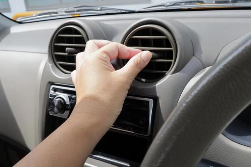 車のエアコンの風向きを変える女性の手指 車,エアコン,空調の写真素材