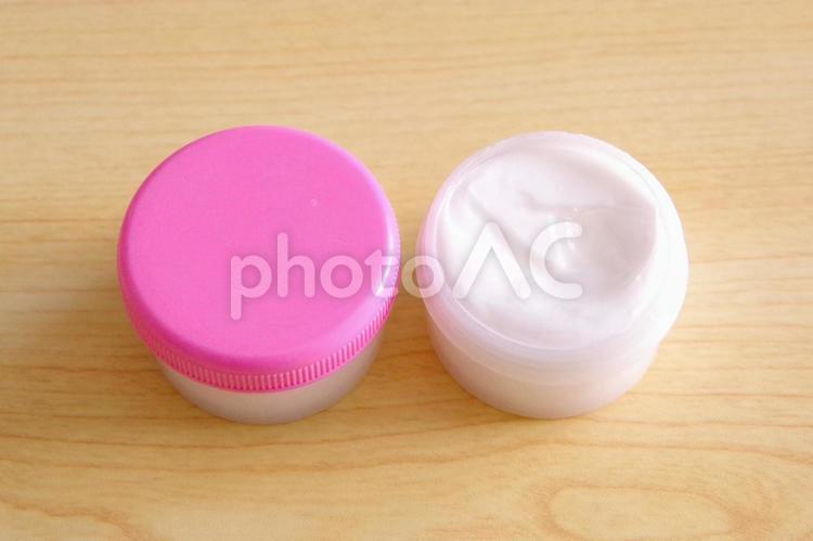 外用薬（塗り薬）と軟膏容器 外用薬,軟膏容器,治療の写真素材