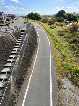 土手の道 道,土手,川沿いの写真素材