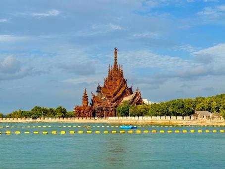 サンクチュアリオブトゥルースと海の絶景 サンクチュアリオブトゥルースと海の絶景 青空,空,サンクチュアリオブトゥルースの写真素材