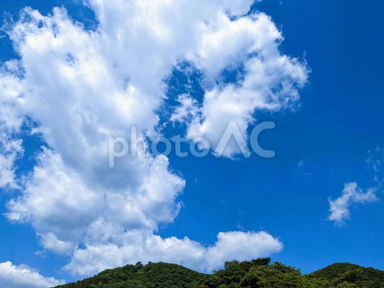 空の壁紙　鮮やかな青空ときれいな雲 青い空,白い雲,蒼空の写真素材