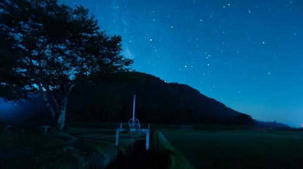 豊作を願う田んぼと星空の夜 豊作を願う田んぼと星空の夜の写真