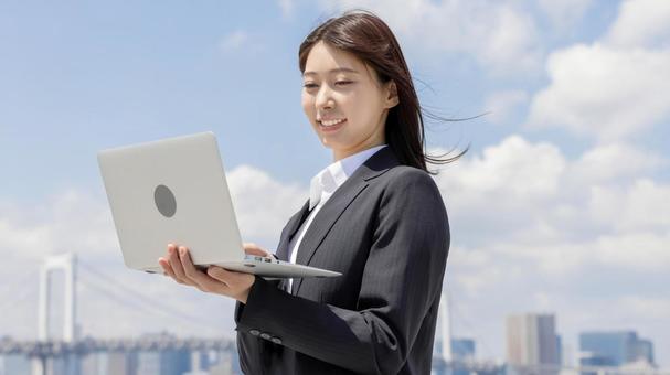 ノートパソコンで調べるビジネスウーマン ノートパソコンで調べるビジネスウーマン 女性,リクルートスーツ,ノートパソコンの写真素材