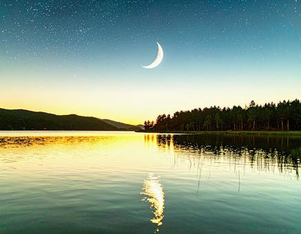 美しい月夜の風景 穏やかな湖 美しい月夜の風景 穏やかな湖の写真