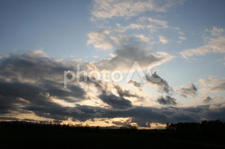 十勝上士幌の夕日 北海道,上士幌,山の写真素材