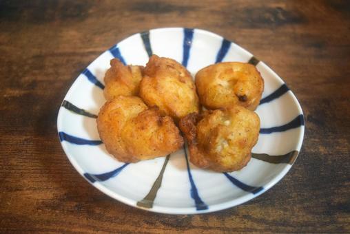 皿に盛られた冷食のから揚げ 皿に盛られた冷食のから揚げ 唐揚げ,から揚げ,冷凍食品の写真素材