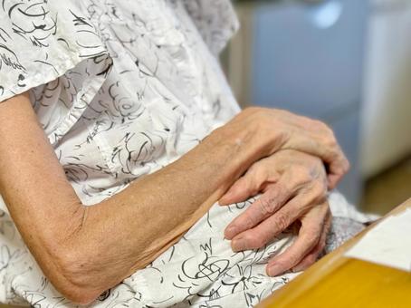 半袖を着た高齢女性の手 半袖を着た高齢女性の手 高齢者,女性,人の写真素材