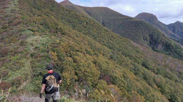 紅葉の登山道を歩く 登山,縦走,登山者の写真素材