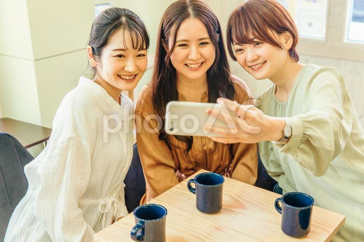 女子会・食事会で自撮りする女性たち 自撮り,女子会,セルフィーの写真素材