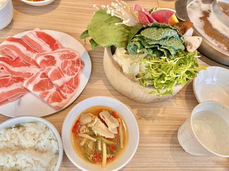 みんなでしゃぶしゃぶ みんなでしゃぶしゃぶ ごちそう,家族,食生活の写真素材