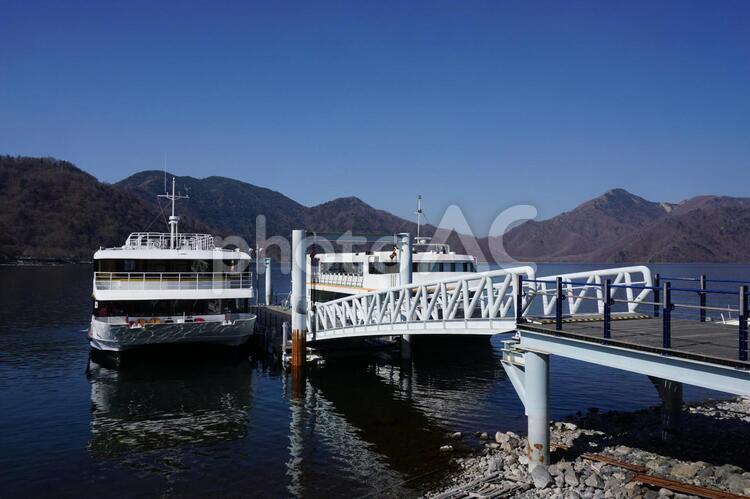 日光中禅寺湖　桟橋の観光遊覧船 中禅寺湖,日光,遊覧船の写真素材