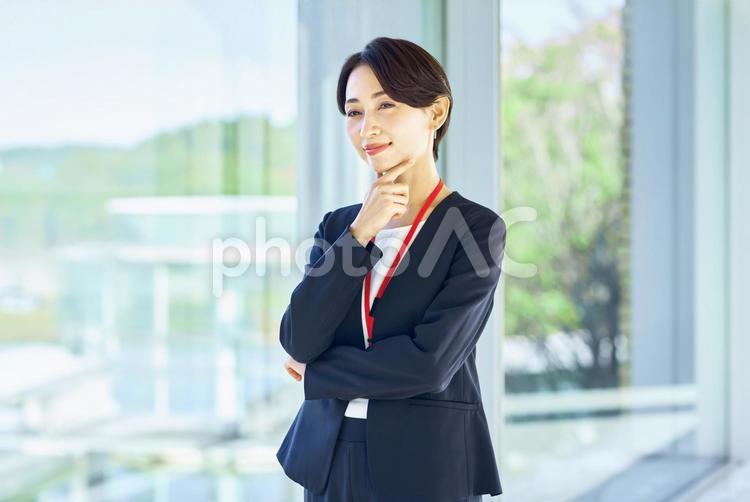 考える女性社員　ビジネスウーマン ビジネスウーマン,キャリアウーマン,ビジネスの写真素材