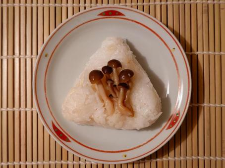 しめじおにぎり1 しめじおにぎり1 おにぎり,しめじ,キノコの写真素材