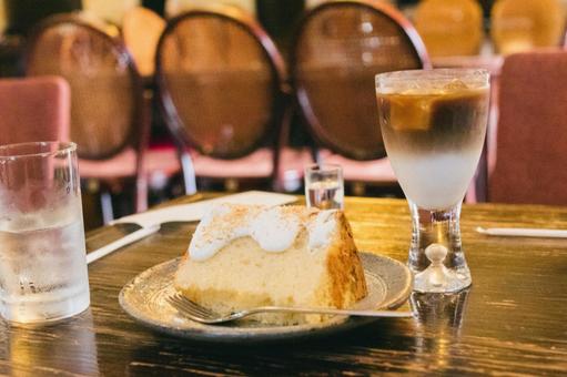 喫茶店のシフォンケーキとラテ2 喫茶店のシフォンケーキとラテ2 喫茶店,ケーキセット,ケーキの写真素材