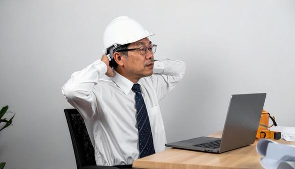 仕事の合間に肩を回すミドルのエンジニア 仕事の合間に肩を回すミドルのエンジニアの写真