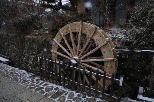 雪の日の水車 雪の日の水車の写真