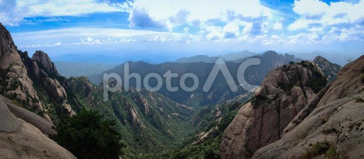 アジアの壮大な山岳風景と広がる稜線の絶景 アジア,山,登山の写真素材
