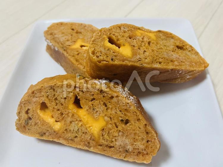 トマトチーズパン パン,チーズ入り,トマトパンの写真素材