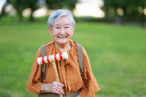 カメラ目線でスティックを待ち笑う高齢者 女性,スティック,持つの写真素材