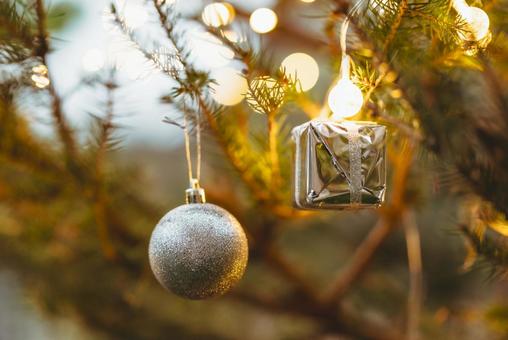 クリスマスツリーの飾り クリスマスツリーの飾り クリスマス,オーナメントボール,プレゼントの写真素材