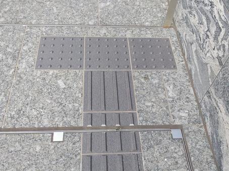 点字ブロックの写真