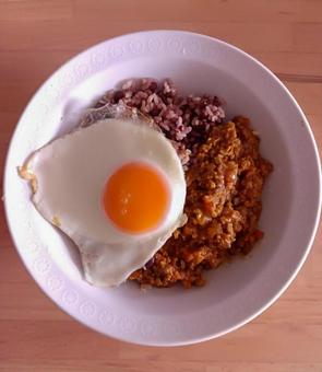 目玉焼きを乗せたドライカレー丼・自炊 目玉焼きを乗せたドライカレー丼・自炊 目玉焼き,丼,ドライカレーの写真素材