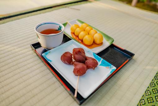 【石川】兼六園の串団子とお茶 【石川】兼六園の串団子とお茶 兼六園,文化財指定庭園,庭園の写真素材