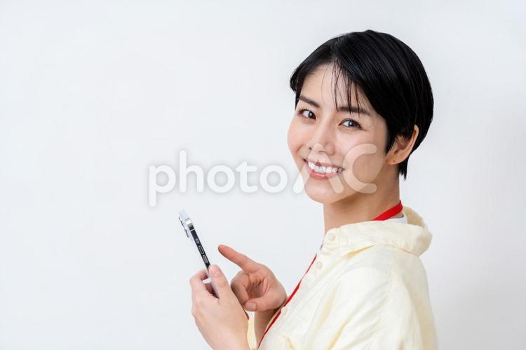 スマホを使うビジネスパーソン。 ビジネス,女性,ビジネスウーマンの写真素材