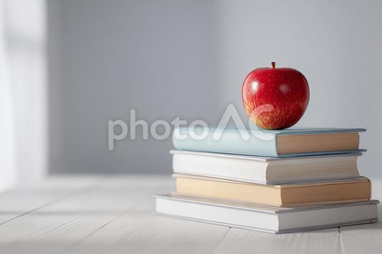 柔らかな光に包まれた学習風景 教科書,本,積み重ねの写真素材