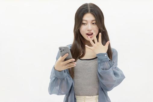 スマートフォンを使う若い女性 スマートフォンを使う若い女性 女性,スマホ,スマートフォンの写真素材