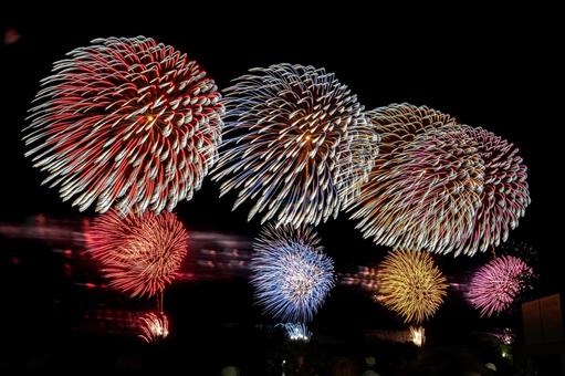 鮮やかに夜空を彩る 鮮やかに夜空を彩る 山形,花火大会,花火の写真素材