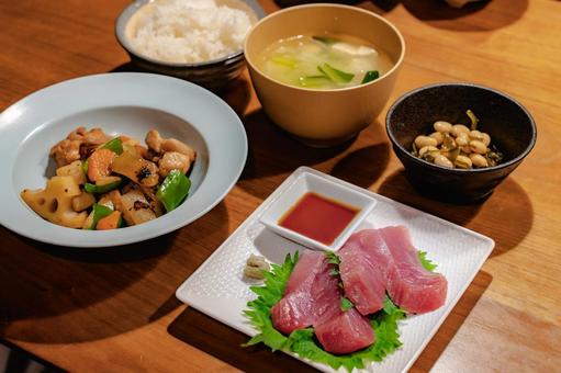 まぐろ刺身と鶏肉炒めの夕食 まぐろ刺身と鶏肉炒めの夕食の写真