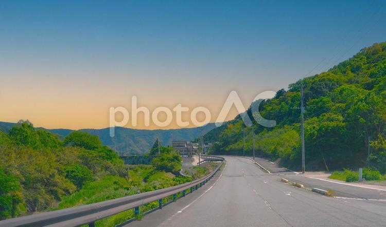 新緑の田舎道（夕空） 車窓,道路,新緑の写真素材