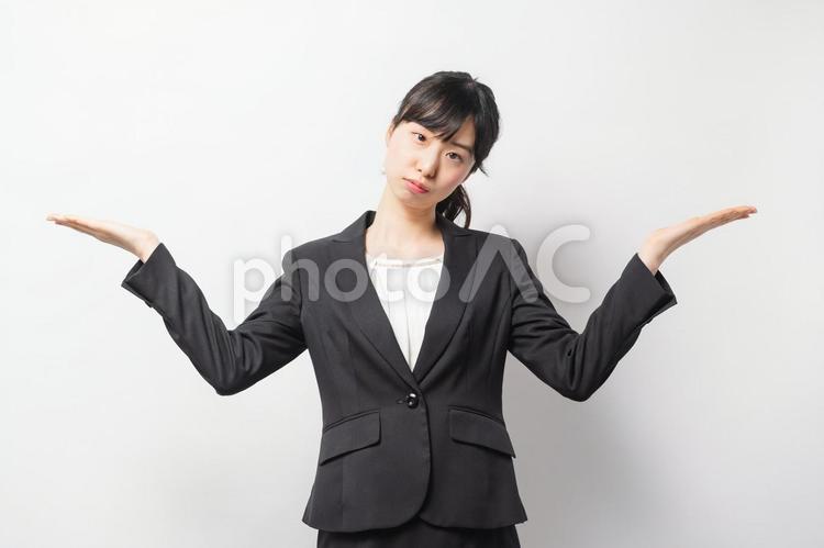 案内のジェスチャーをする若いビジネスウーマン 案内,女性,ビジネスウーマンの写真素材
