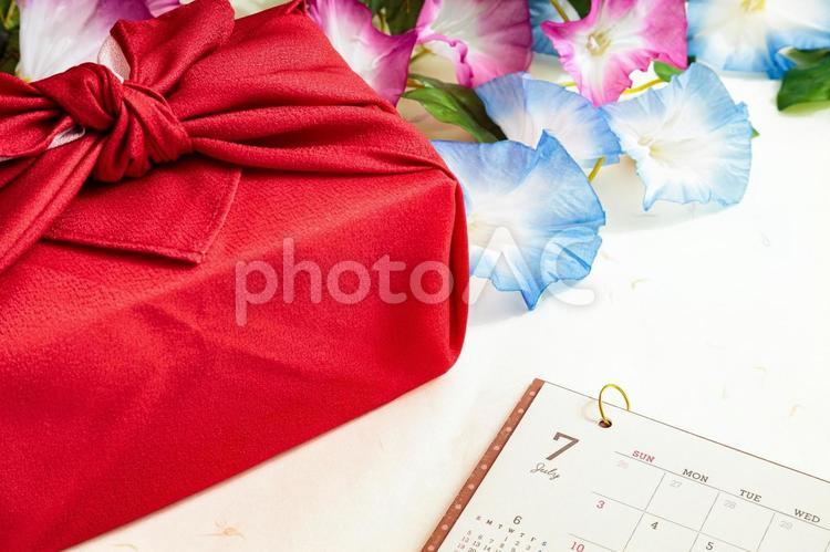 お中元｜風呂敷包みとカレンダーと朝顔 風呂敷包み,お中元,朝顔の写真素材