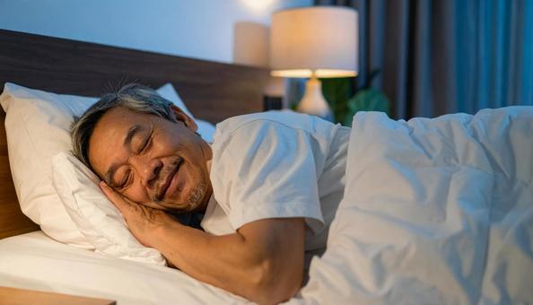 眠りにつくシニアの写真