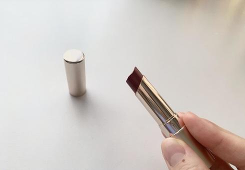 赤いリップを塗るの写真