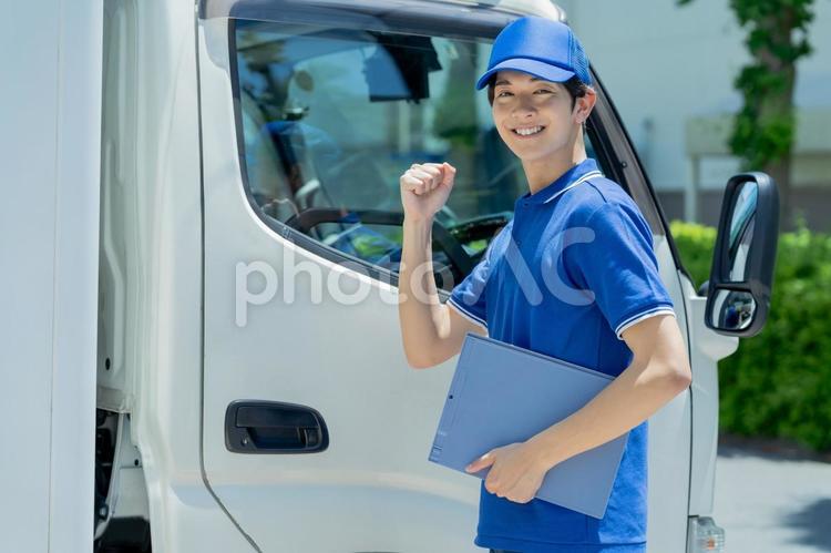 ドライバーの若い男性 トラック,ドライバー,笑顔の写真素材