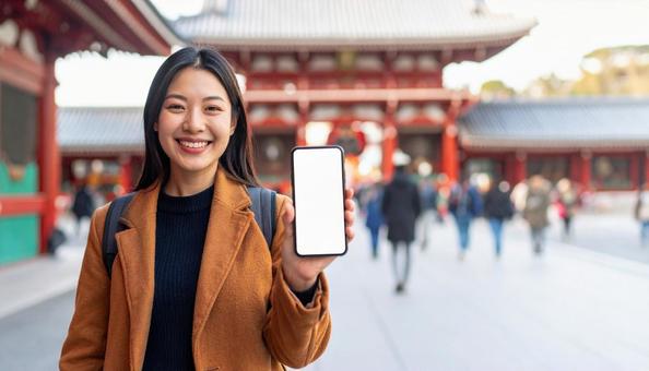 スマホを持つ日本人の若い女性 スマホを持つ日本人の若い女性の写真