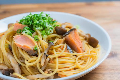 鮭ときのこの和風パスタ 鮭ときのこの和風パスタの写真