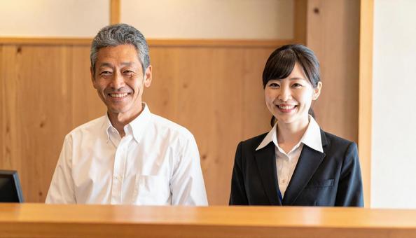 温泉旅館のフロント受付スタッフの写真