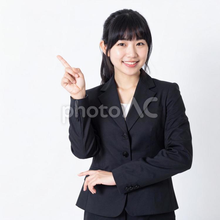 指を指してポイントを説明する女性 女性,説明,ビジネスの写真素材