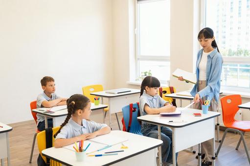 生徒に教える女性 女性,女の子,男の子の写真素材