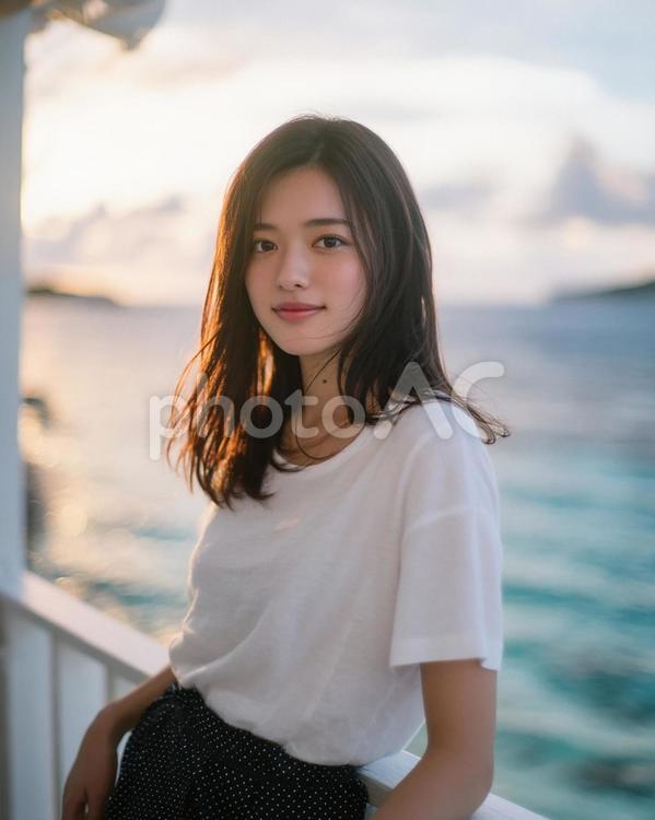夕暮れの海を背景にした若い日本人女性 女性,アジア人,日本人の写真素材