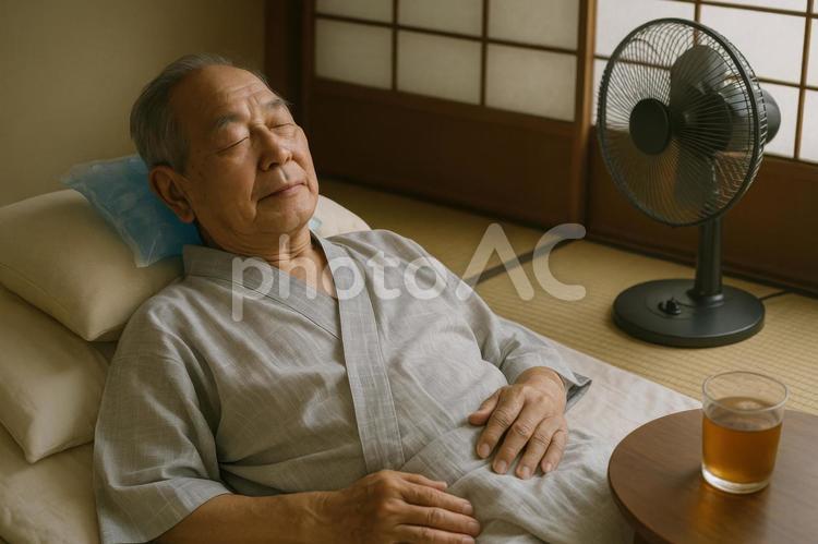 氷枕で涼をとる高齢者 高齢者,男性,日本の写真素材