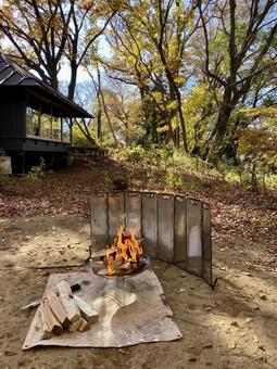 焚き火からキャンプがはじまる（縦構図） 焚き火,薪,キャンプの写真素材