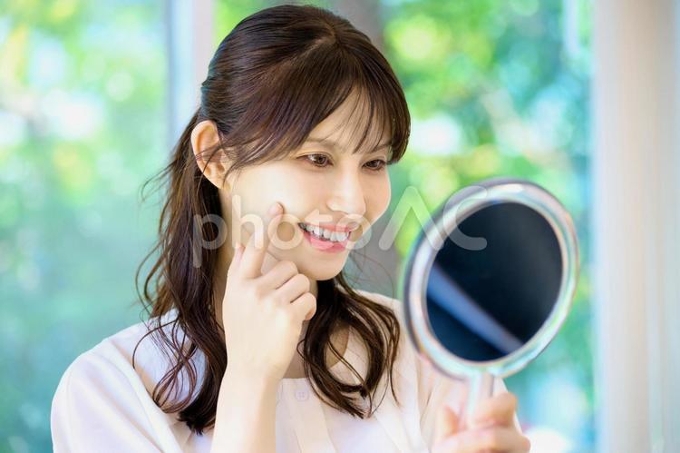 鏡を見る女性　スキンケア　ビューティー 女性,主婦,鏡の写真素材